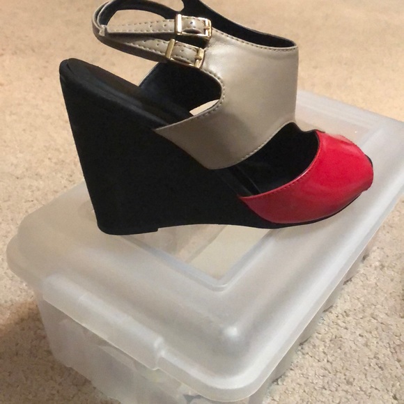 Red, tan and black wedges size 7M - Picture 4 of 4